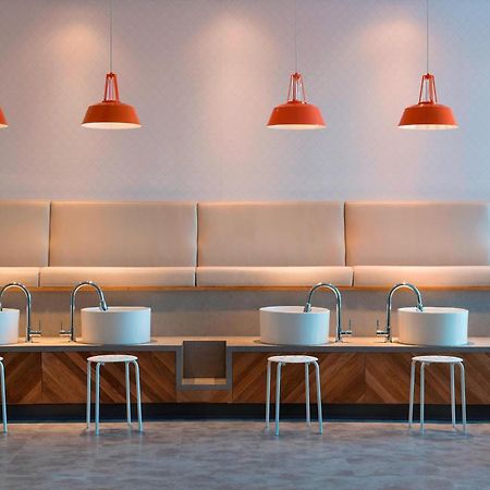 Готель Courtyard By Marriott Calgary South Екстер'єр фото