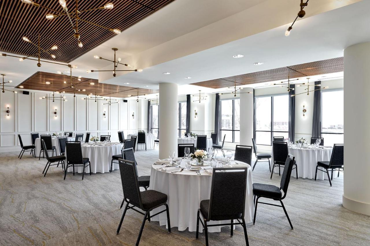 Готель Courtyard By Marriott Calgary South Екстер'єр фото