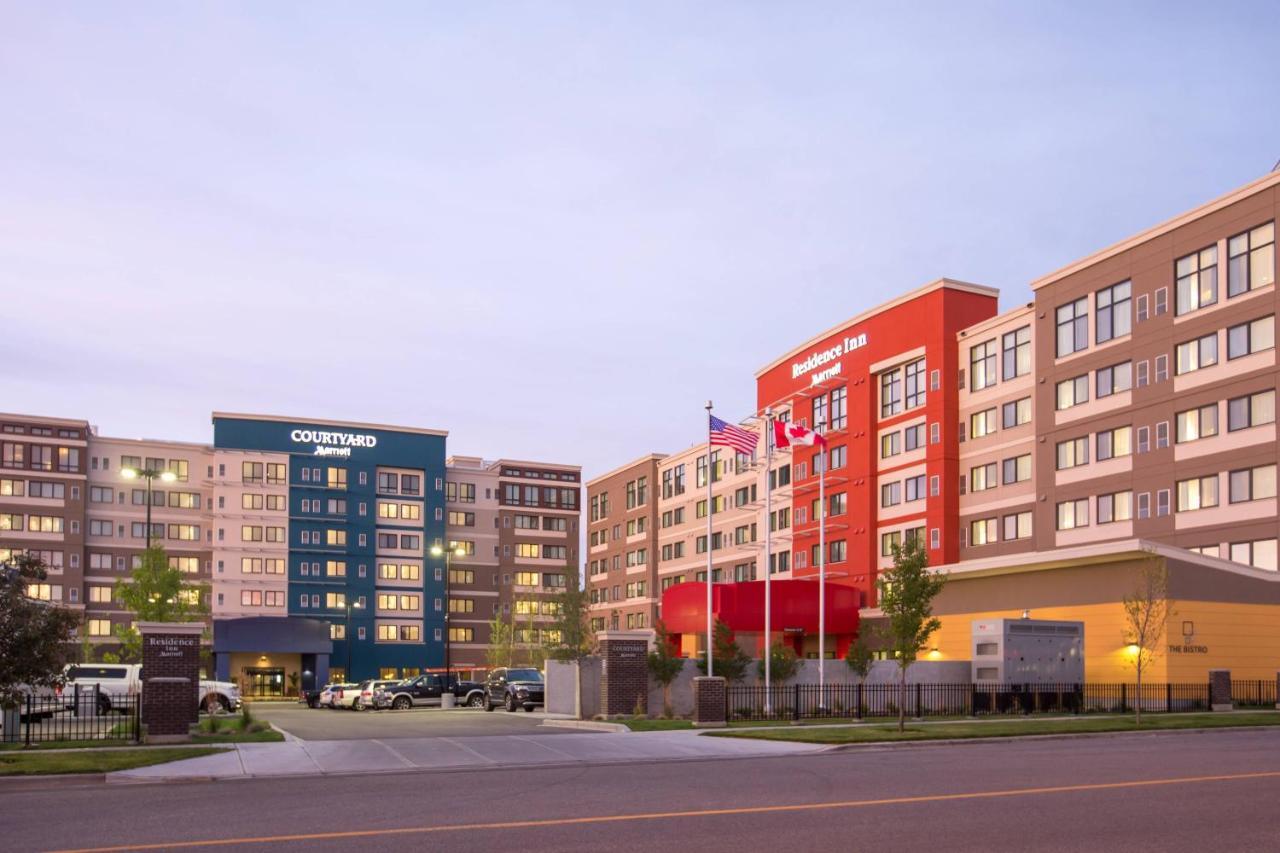 Готель Courtyard By Marriott Calgary South Екстер'єр фото