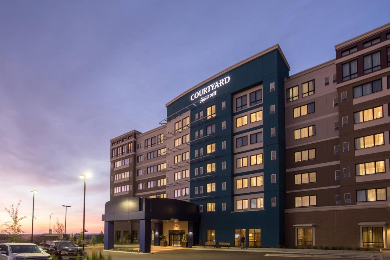 Готель Courtyard By Marriott Calgary South Екстер'єр фото