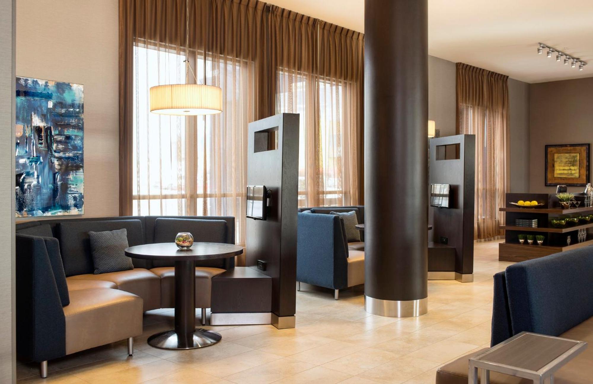 Готель Courtyard By Marriott Calgary South Екстер'єр фото