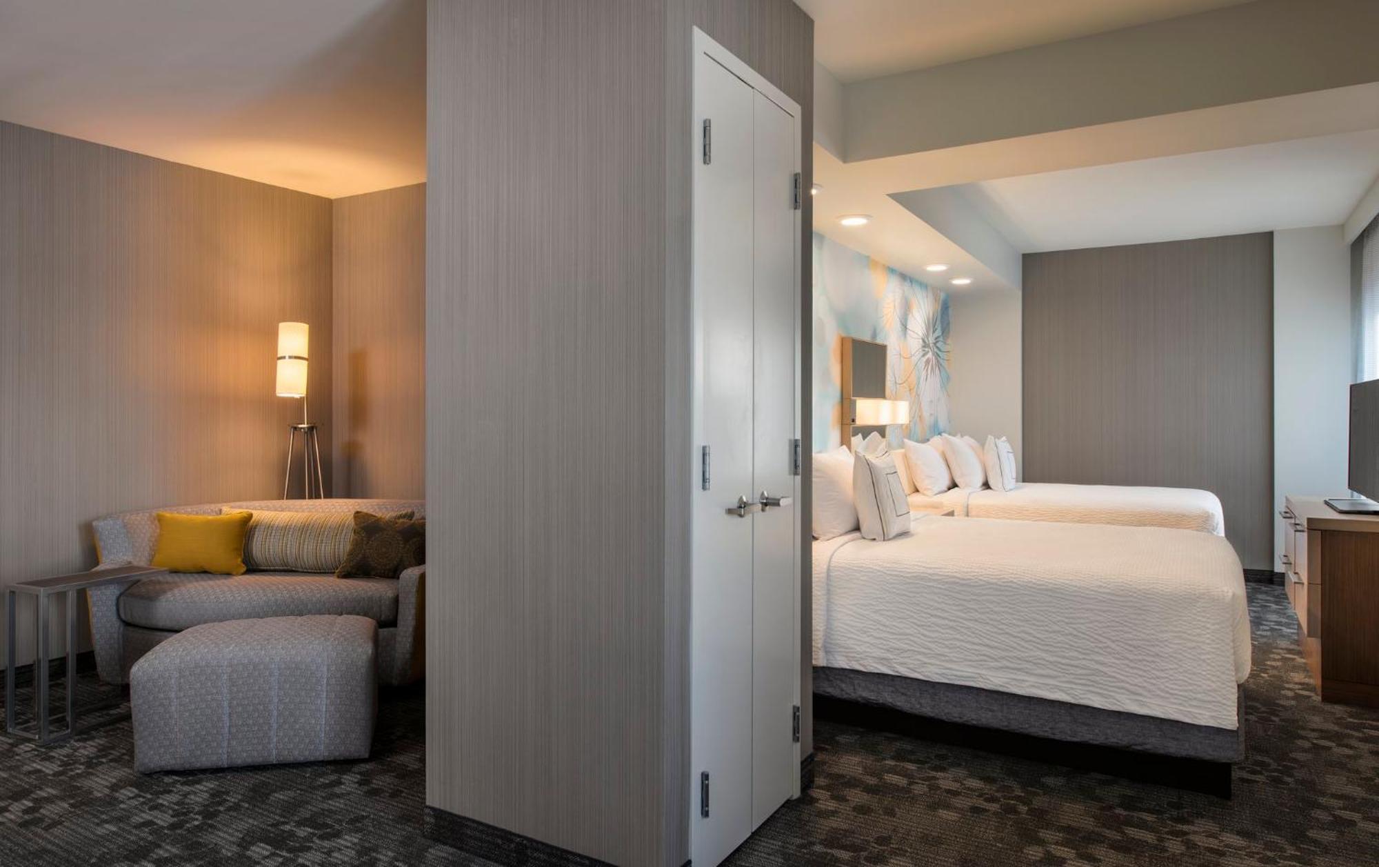 Готель Courtyard By Marriott Calgary South Екстер'єр фото