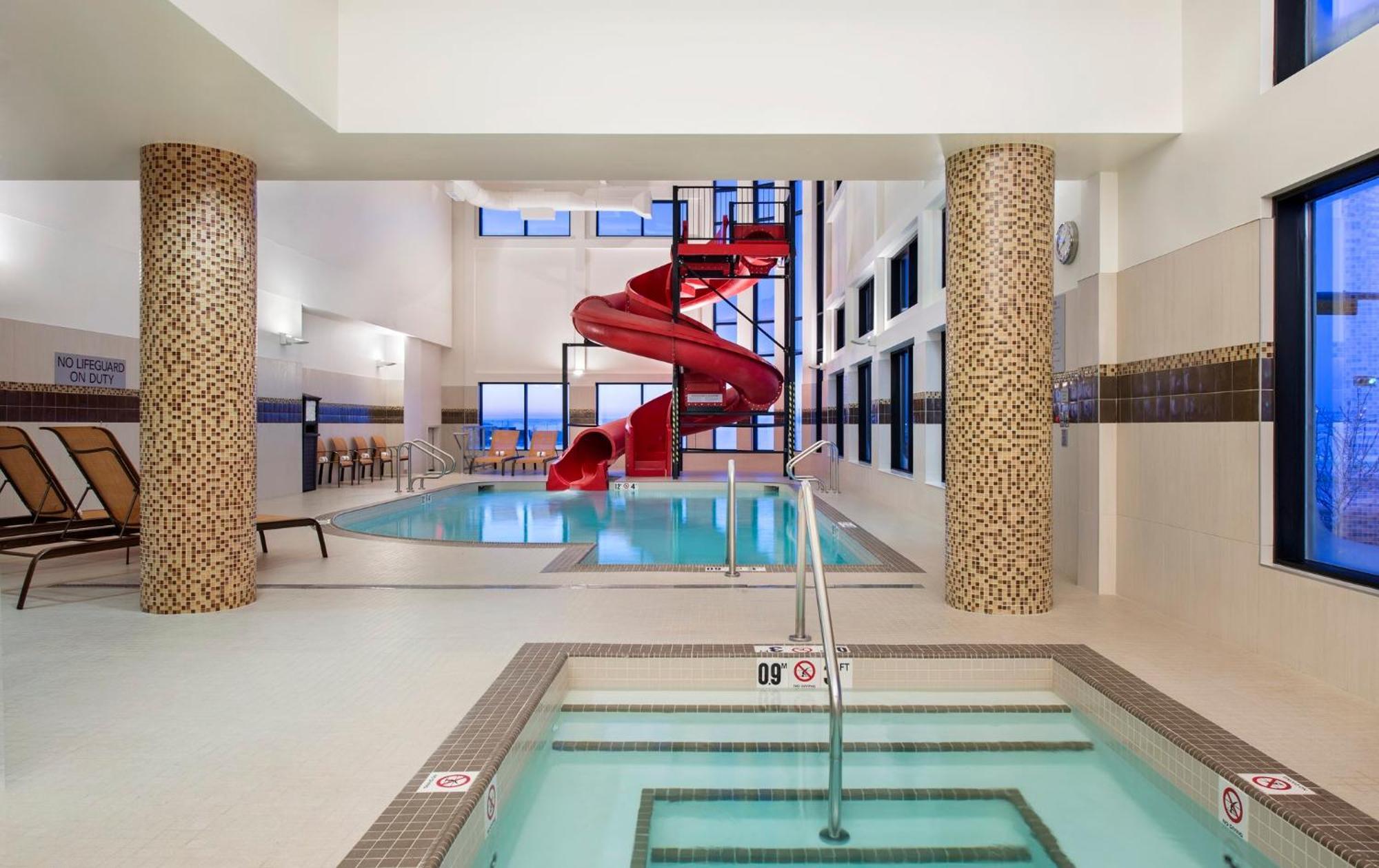 Готель Courtyard By Marriott Calgary South Екстер'єр фото