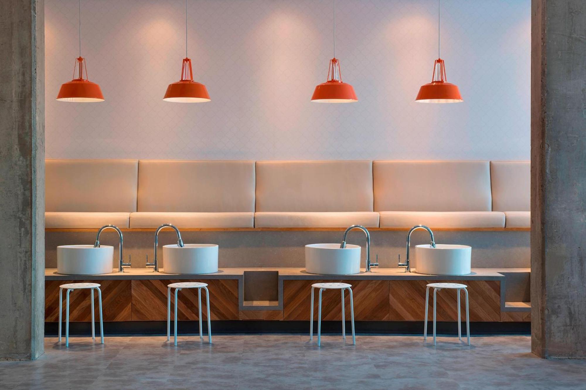 Готель Courtyard By Marriott Calgary South Екстер'єр фото