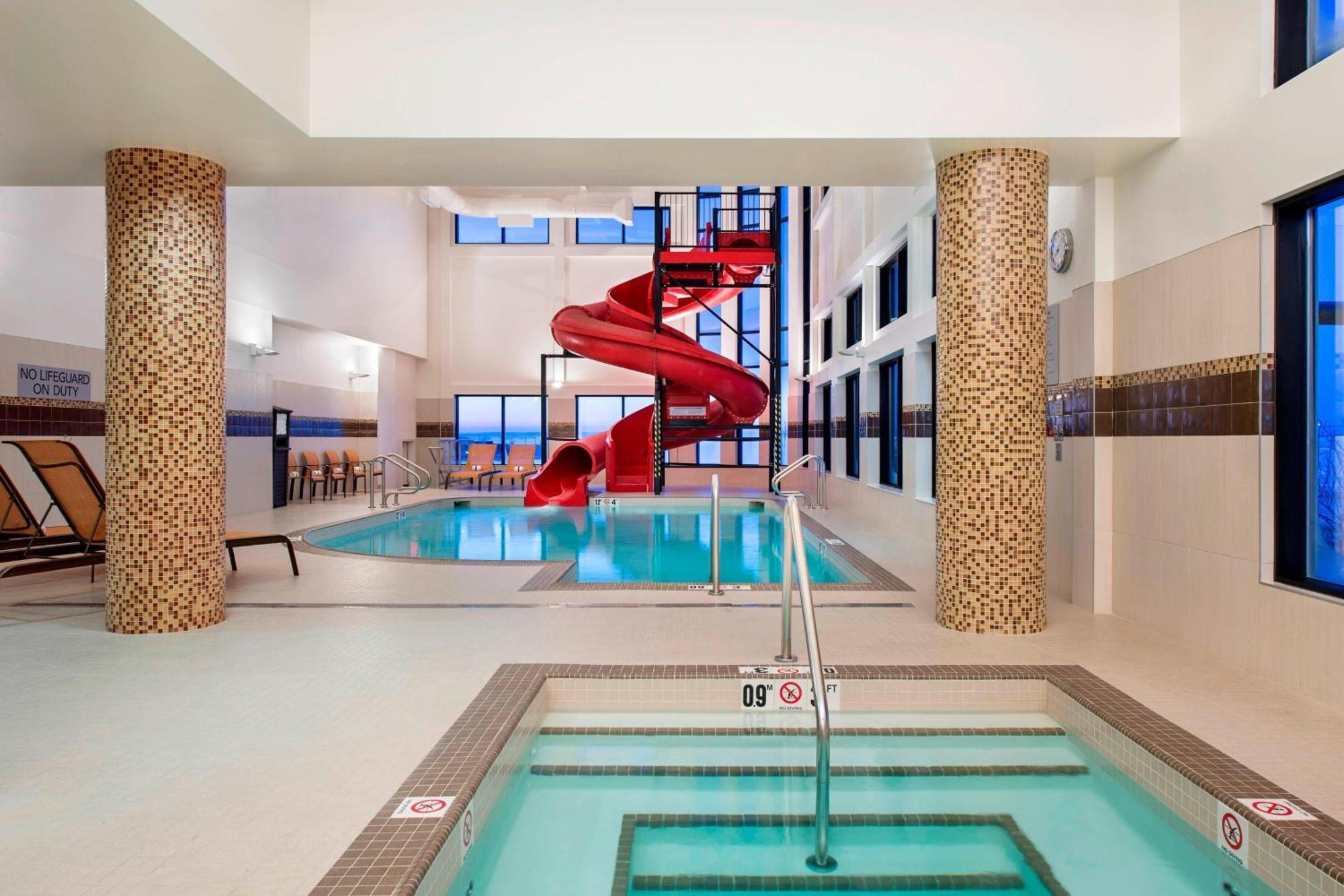Готель Courtyard By Marriott Calgary South Екстер'єр фото