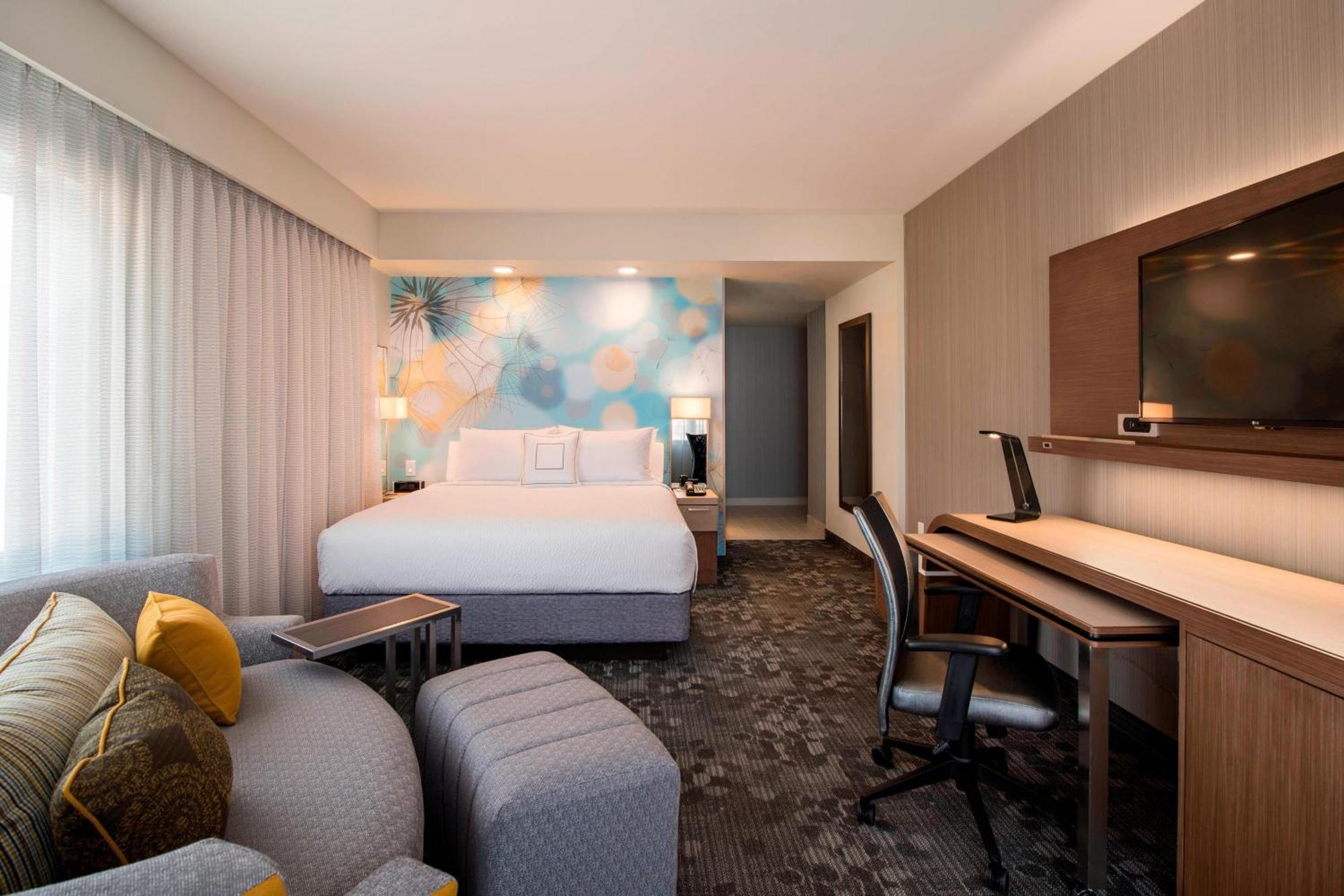 Готель Courtyard By Marriott Calgary South Екстер'єр фото
