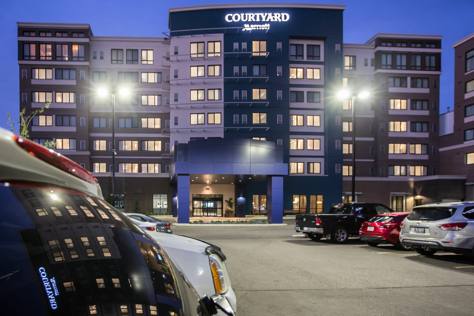 Готель Courtyard By Marriott Calgary South Екстер'єр фото