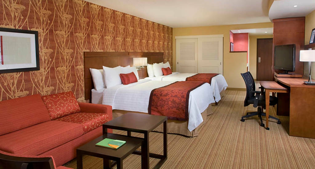 Готель Courtyard By Marriott Calgary South Екстер'єр фото